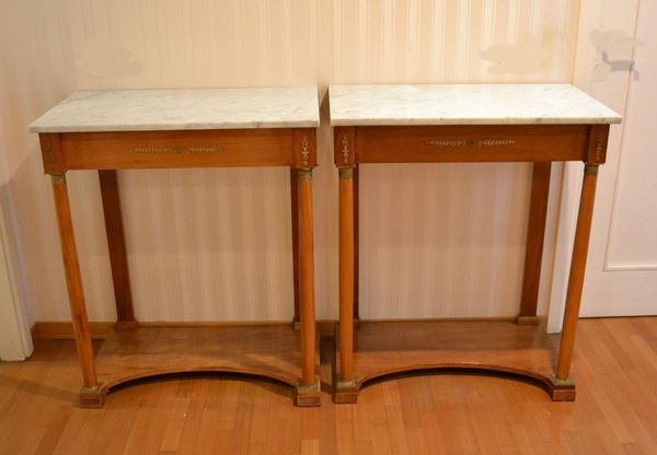  Coppia di consolle, Toscana, sec. XIX, in ciliegio, colonne laterali, piani in marmo, cm 76x42x91 ( 2 ) 