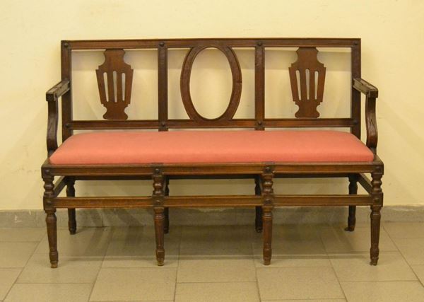 Divano, Toscana, sec. XVIII, in noce, spalliera traforata, seduta in cannettÃ¨, cm 127x43x83 