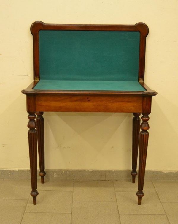  Tavolino da gioco, Toscana, sec. XIX, in noce, piano apribile con panno verde, cm 42,5x82x79,5 