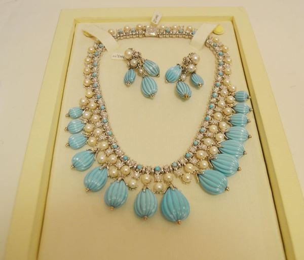 Girocollo in oro bianco, impreziosito da perle, brillanti e sfere di turchese, pendenti in turchese a goccia e coppia di orecchini en suite  