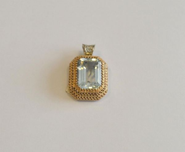Pendente in oro giallo e bianco, titolo 375, con acquamarina e brillanti, g 14