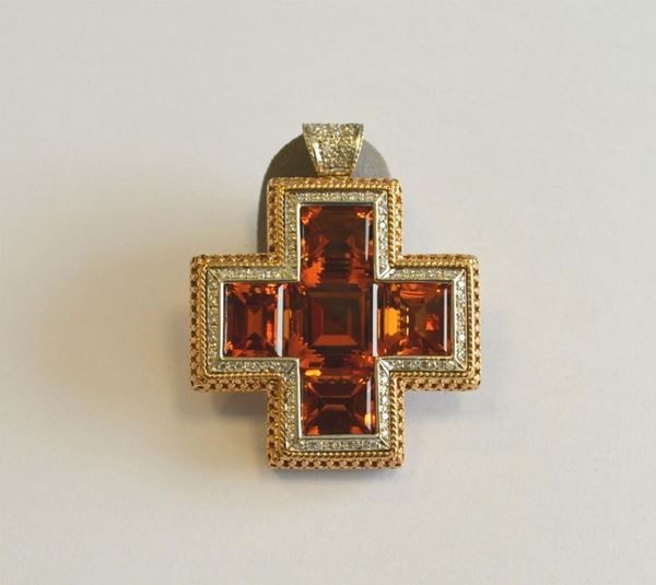 Pendente in oro giallo e bianco, titolo 375, a forma di croce, decorato con quarzi
