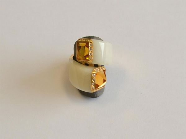 Anello in oro giallo , contrariÃ¨ , con calcedonio bianco, quarzi citrino e brillanti ,