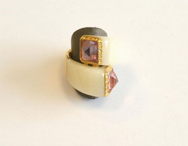Anello in oro giallo, contrariÃ¨ , con calcedonio bianco, pietre naturali e brillanti ,