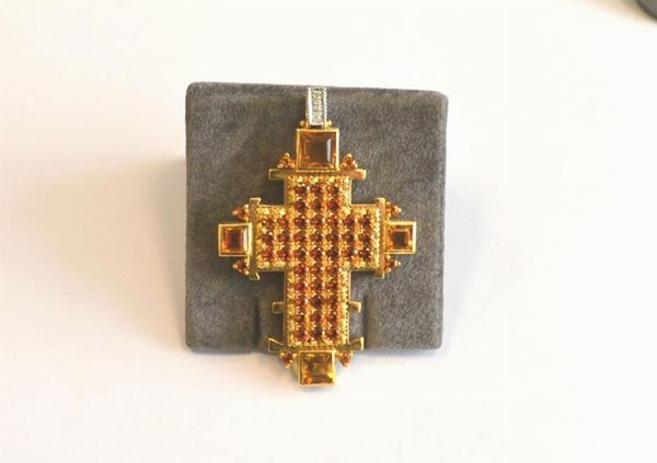 Pendente in oro giallo e bianco, a forma di croce,decorata da quarzi citrini e