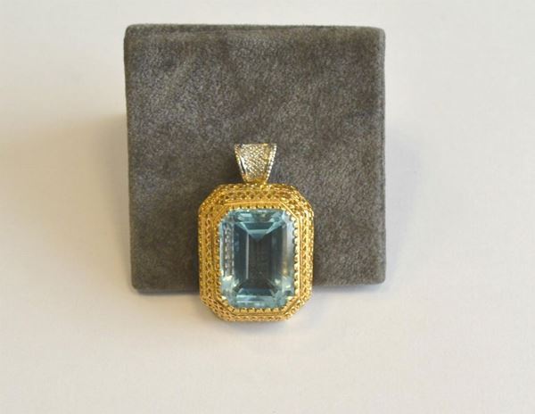 Pendente in oro giallo e bianco, con topazio azzurro e brillanti, g 18