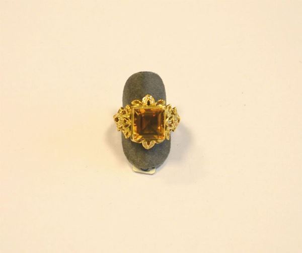 Anello in oro giallo, con quarzo citrino e brillanti, g 6,9