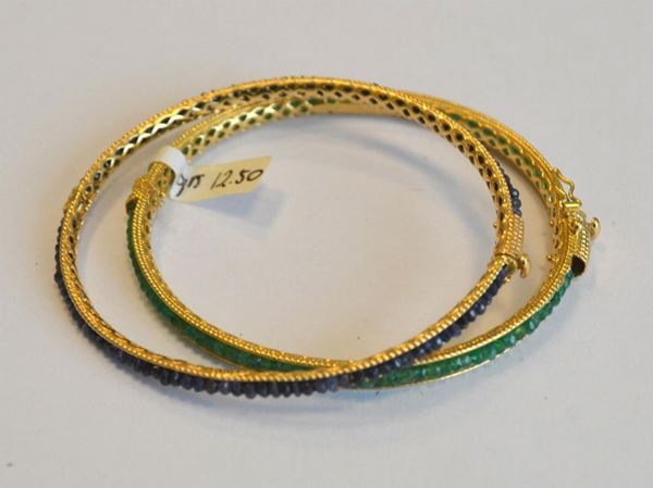 Bracciale in oro giallo, decorato da smeraldi, e altro Bracciale in oro giallo, decorato da zaffiri, marcati Moonlight, totale g 21,5