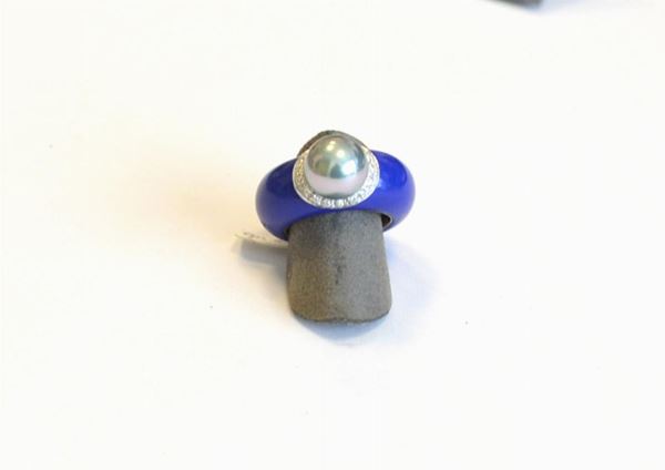 Anello in oro giallo, pietra blu, perla grigia e brillantini, g 10,8