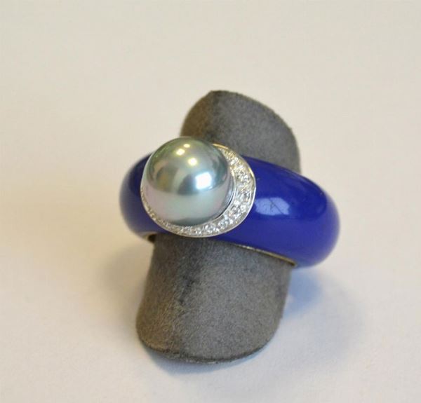 Anello in oro giallo,pietra blu, perla grigia e brillantini, g 10,7