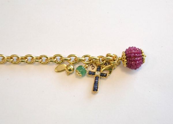 Bracciale in oro giallo, a maglia, con ciondoli decorati da pietre preziose, marcato