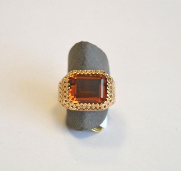 Anello in oro giallo, titolo 375, con quarzo citrino, g 9,8