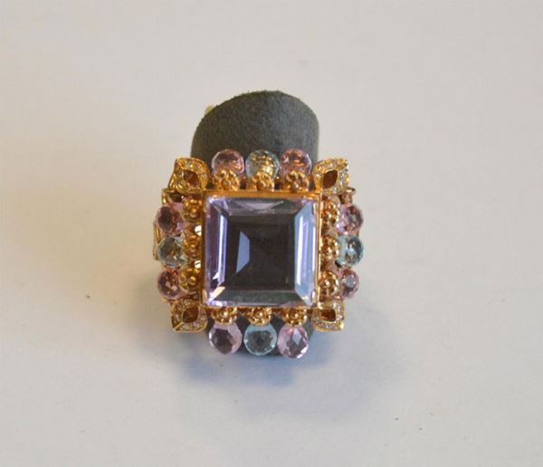 Anello in oro giallo, con pietra kunzite quadrata e  brillanti, g 17