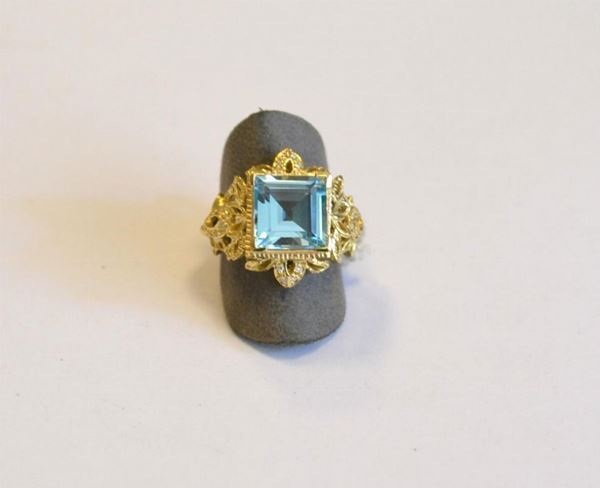 Anello in oro giallo, con topazio azzurro e brillanti, g 7,8