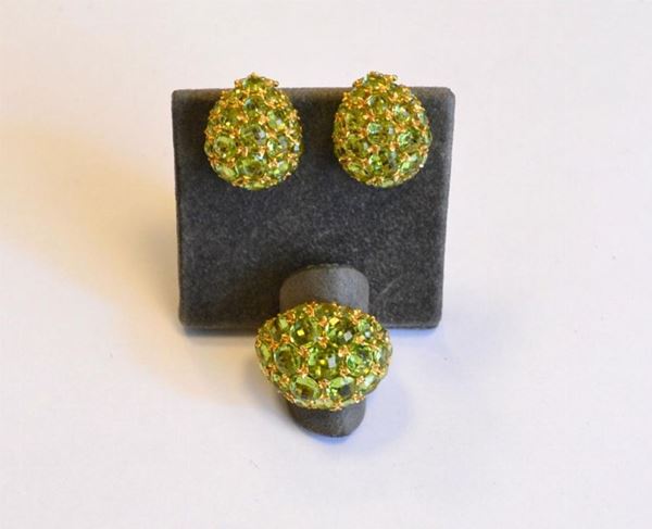 Anello in oro giallo, decorato da peridot briolette, e paio di orecchini e suite,