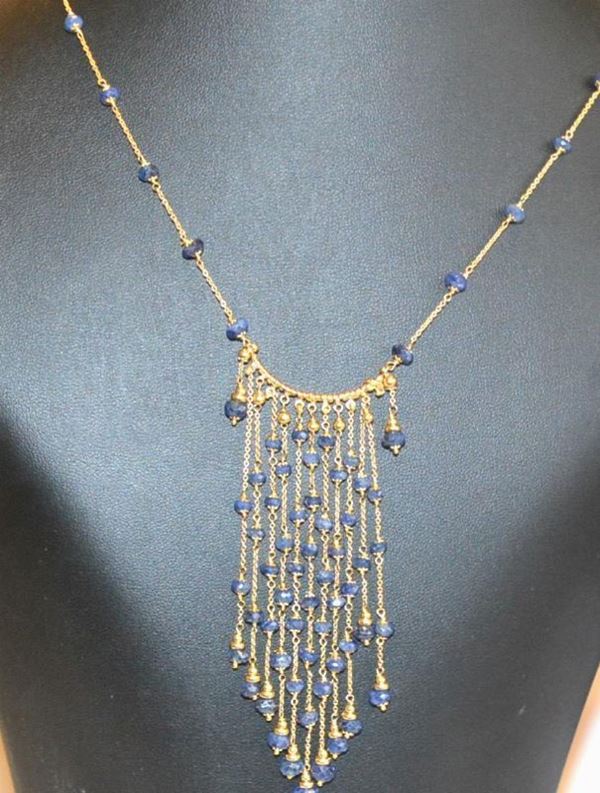 Collana in oro giallo, con finali a pendenti in oro e zaffiri, g 19