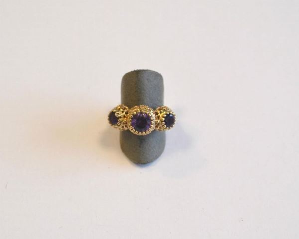 Anello in oro giallo, titolo 375, con ametiste,g 6,6
