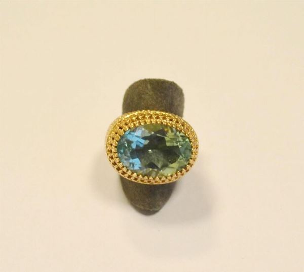 Anello in oro giallo, con  topazio azzurro,  g 10,6                           