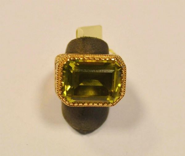 Anello in oro giallo,titolo 375, con topazio lemon, g 17,70