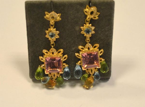 Paio di orecchini pendenti in oro giallo,con terbium rosa, brillanti e pietre mix, g 14,6 