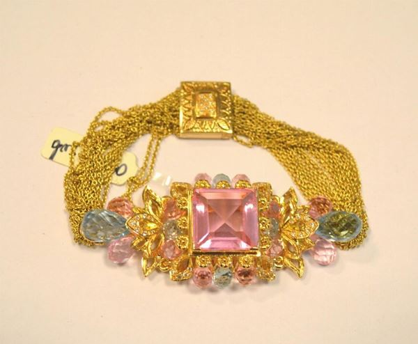 Bracciale in oro giallo, a maglia fine con elemento rigido decorato da terbium rosa,