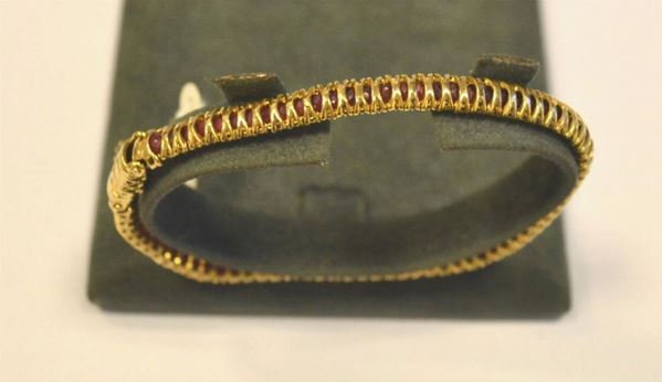Bracciale in oro giallo,snodabile con rubini, marcato Moonlight, g 15,5