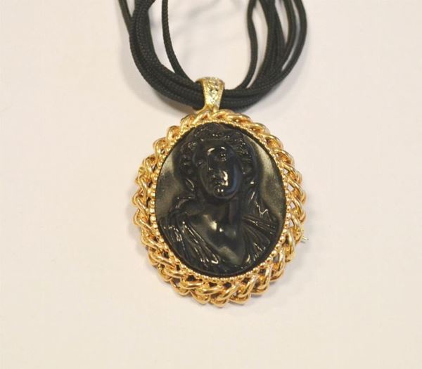 Collana a fili di stoffa, con pendente/spilla in oro giallo e bianco,titolo 375, con pietra tipo cammeo, raffigurante  BUSTO DI DONNA  marcato Moonlight, g 50
