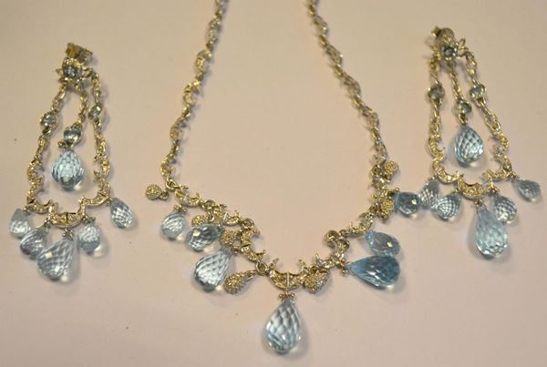 Collana in oro bianco, con pendenti di topazio azzurro e brillanti, e paio di orecchini en suite, totale g 32 (3)