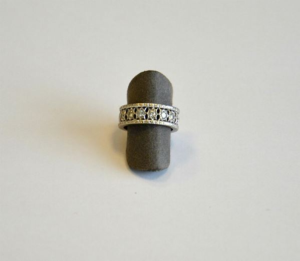 Anello riviera, in oro bianco decorato con brillanti, g 6                         