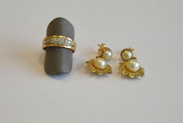 Anello in oro giallo e bianco,decorato con brillanti g 4,5 e Paio di orecchini, in