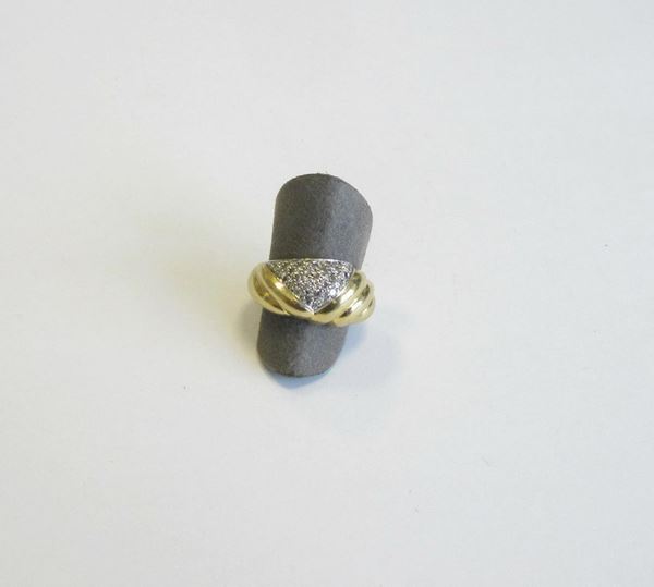 Anello in oro giallo,a fascia bombata,con pavÃ¨ di  brillanti g 7           