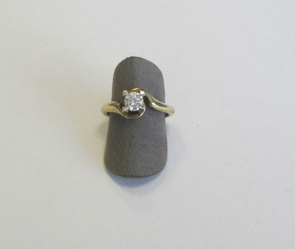 Anello oro giallo, con diamante di taglio brillante di ct 0,50, g 4,9                       