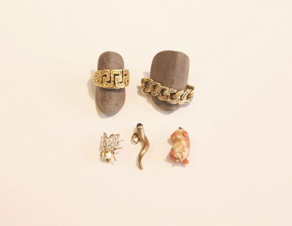 Anello in oro,basso titolo, g 4,8, Anello a maglie snodabili,in oro giallo e bianco e brillantini g 12 , Piccolo corno in oro basso, g 1, Spilla a forma di mosca in oro, con ali a pavÃ¨ di brillanti, g 3 , Piccolo ciondolo in corallo raffigurante un Cane (5)