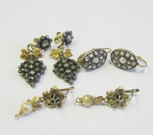 Due paia di orecchini,in stile antico, in oro e argento,con rose di diamanti g 11,2