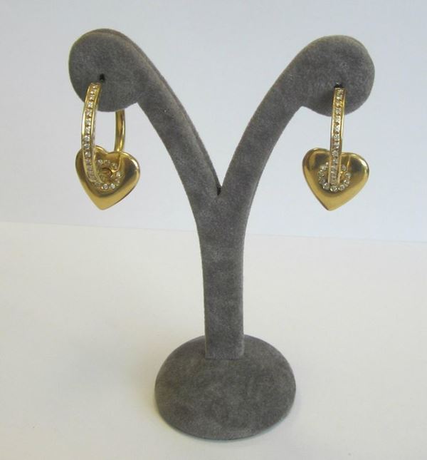 Paio di orecchini, in oro giallo,a cerchio e ciondoli a forma di cuore decorati con
