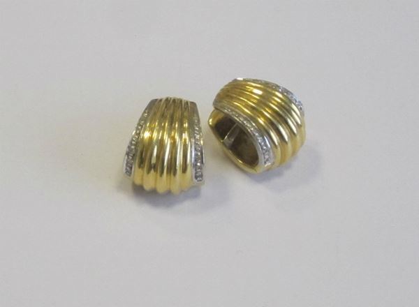 Paio di orecchini, in oro giallo, con brillanti, g 14,7                                                                     