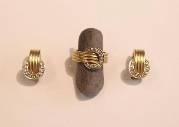 Paio di orecchini in oro giallo e bianco, con brillanti e anello en suite, g 15,2              