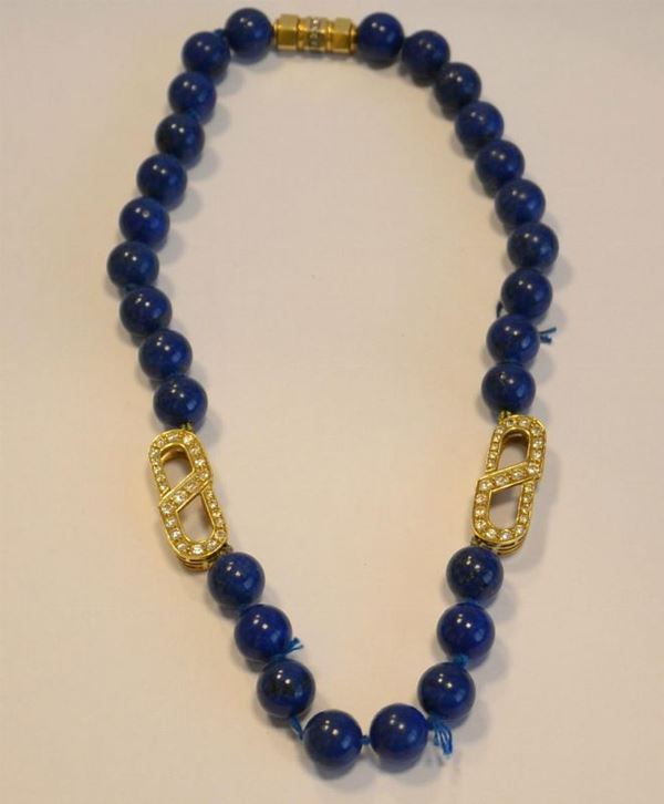 Collana, a sfere di lapislazzuli, con due elementi ovali  e fermezza in oro giallo,