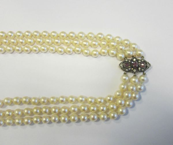 Collana a tre fili di perle, mm 7, con fermezza  in oro e argento, decorata da