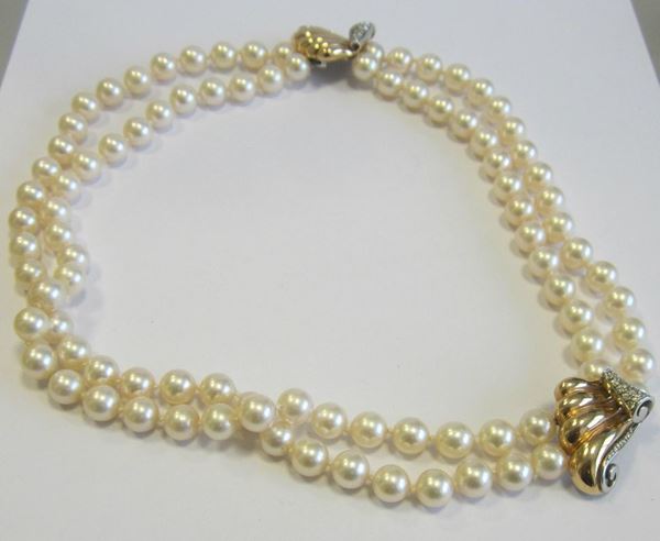 Collana a due fili di perle, mm 8,5 con elemento e fermezza in oro giallo e bianco