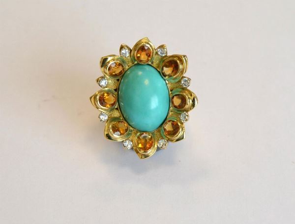 Anello in oro giallo, turchese, quarzi e diamanti,  modellato a corolla con turchese cabochon centrale entro petali in oro giallo, decorati da citrini e diamanti, punzone 750, g 36                   