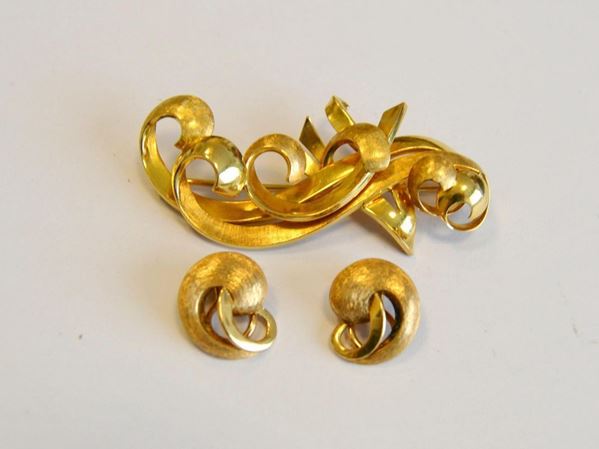 Demi- parure in oro rosa, anni '50, composta di paio di orecchini e spilla, la spilla 