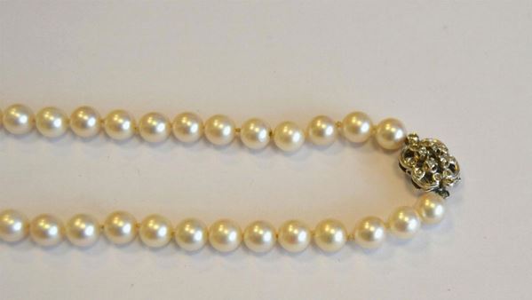Collana in perle, oro bianco e diamanti, realizzata ad un filo con fermatura a corolla traforata con diamanti taglio huit huit, punzone 750,g 41                                               