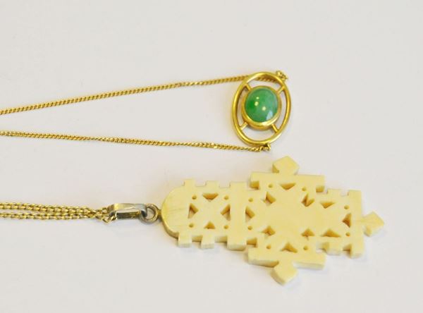 Catena con pendente in oro giallo e giadeite, e catena in oro giallo con    