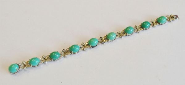 Bracciale in oro bianco, turchesi e diamanti, realizzato ad una fila di turchesi cabochon e corolle in brillanti, g 20,dodici brillanti mancanti                                                  
