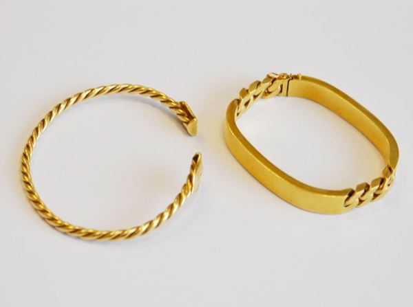 Bracciale rigido, in oro giallo, a filo intrecciato , finali a scudo con incise lettere P