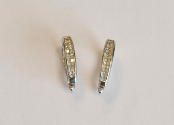 Paio di orecchini in oro bianco e diamanti, ciascuno modellato ad anello decorato da una fila di diamanti taglio quadrato, g 8                                                              