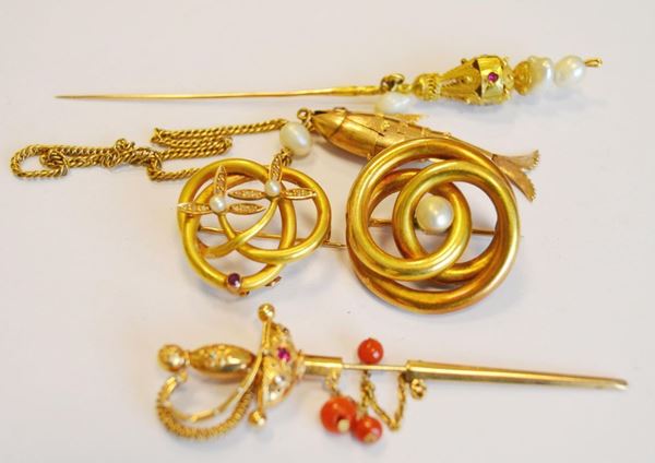 Quattro spille in oro giallo a 18 e 24 kt, di cui due spilloni, uno a spadino con perle e pesce pendente, uno a spadino con coralli, rubini e brillantini, due a nodo con perle centrali, g 31 (4)