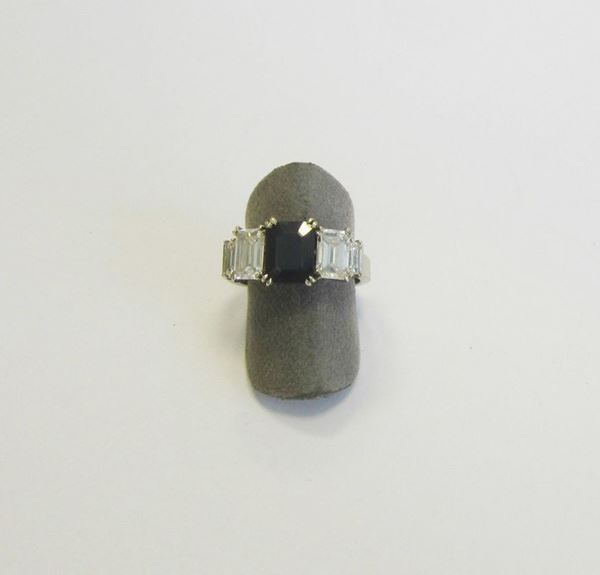 Anello in oro bianco, con zaffiro rettangolare e diamanti di taglio baguette