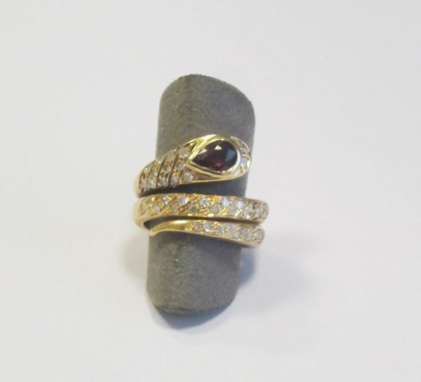 Anello in oro giallo,a forma di serpente con rubino a goccia e brillanti,  g 10                              